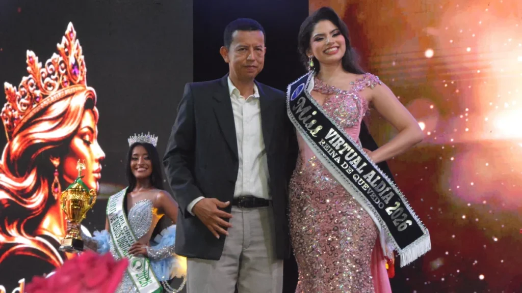 Karolyn Calderón posando con la banda de Miss Virtual ALDIA 2026 en Quevedo