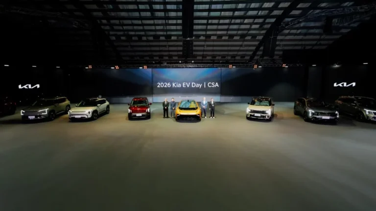 Ejecutivos de Kia junto al portafolio electrificado presentado en el Kia EV Day CSA 2026 en Quito