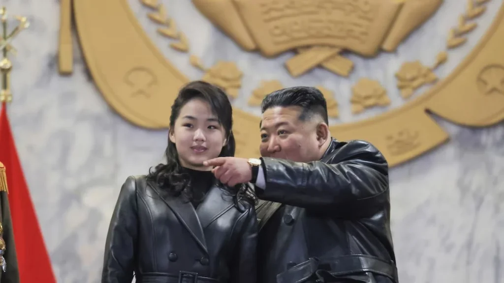 Kim Jong-un supervisando el lanzamiento de misiles balísticos hipersónicos desde un puesto de mando