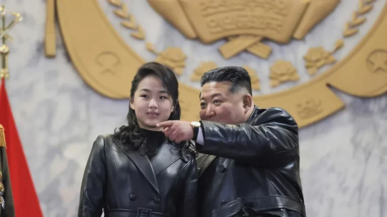 Kim Jong-un supervisando el lanzamiento de misiles balísticos hipersónicos desde un puesto de mando