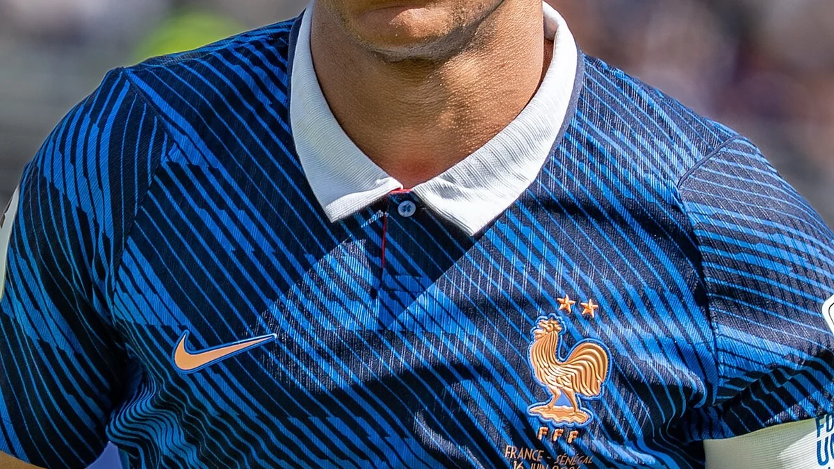 Kylian Mbappé en acción durante partido de fútbol internacional