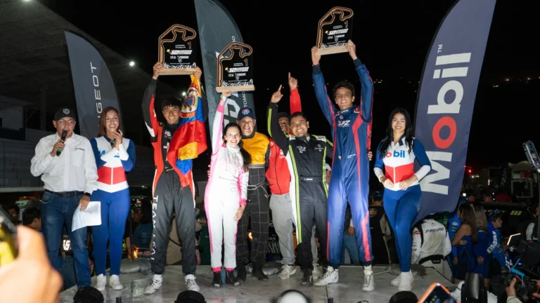 Pilotos celebrando en el podio de premiación de las 12 Horas de Yahuarcocha