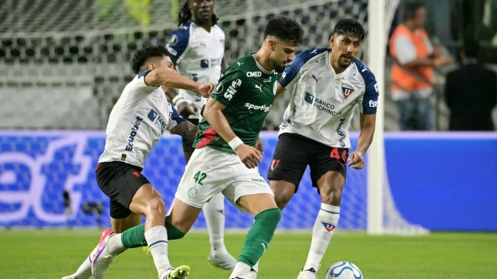 Estadio Rodrigo Paz Delgado previo al partido de Copa Libertadores