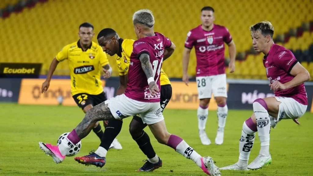 Partido de fútbol entre Independiente del Valle y Barcelona SC en LigaPro