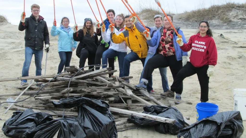Voluntarios limpiando una playa de residuos plásticos