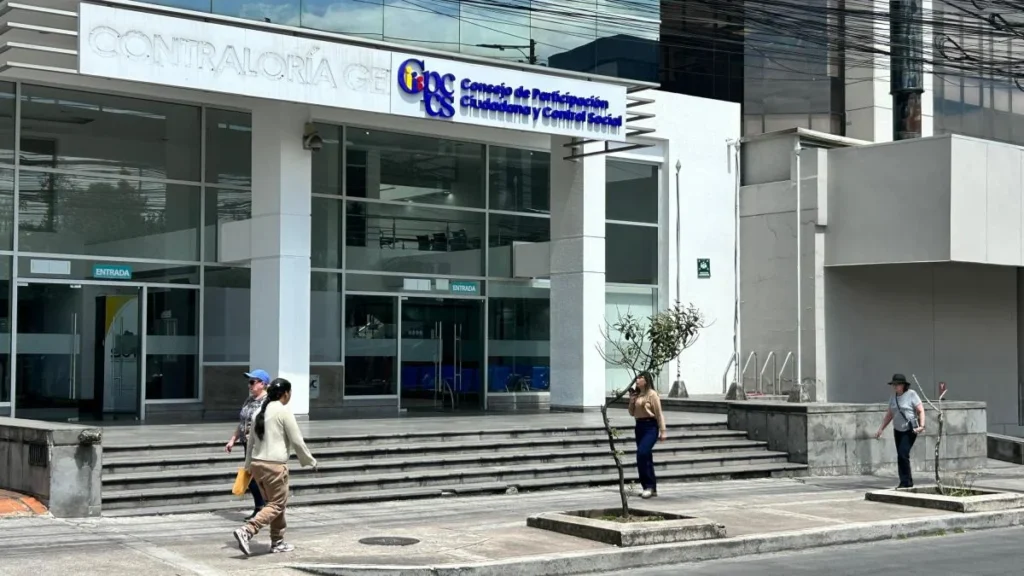 Edificio y autoridades del Consejo de Participación Ciudadana y Control Social de Ecuador