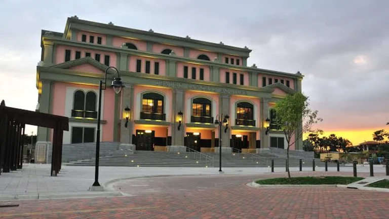 Exterior del Teatro Sánchez Aguilar al atardecer