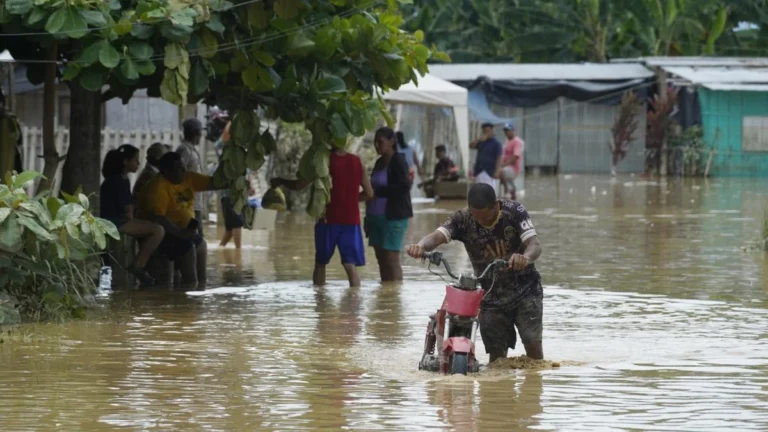 Emergencia por inundaciones y ríos desbordados en Ecuador