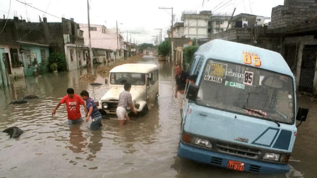Calles de Guayaquil bajo lluvia intensa por El Niño
