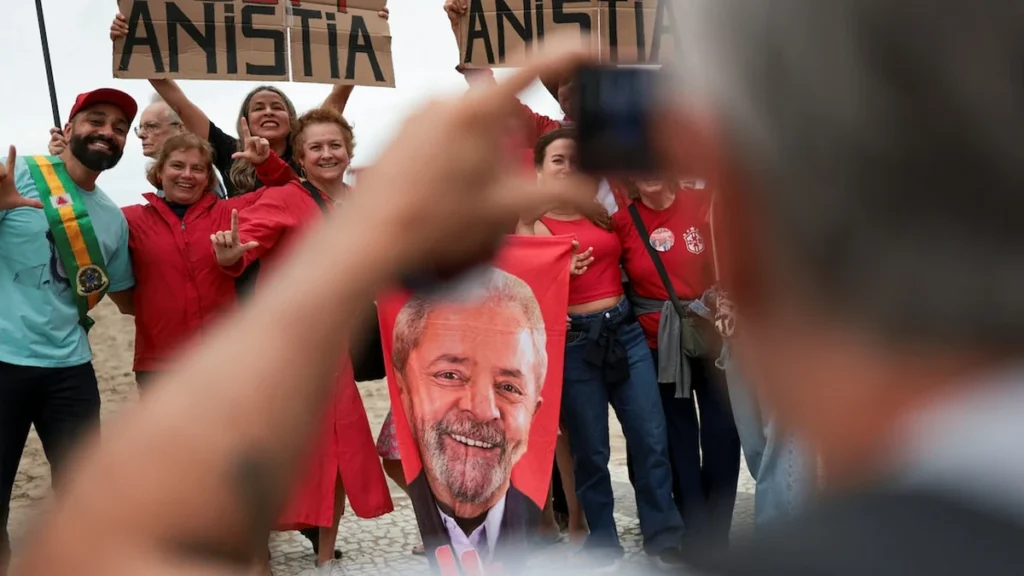 El presidente Luiz Inácio Lula da Silva saludando a simpatizantes en un mitin político en Brasil