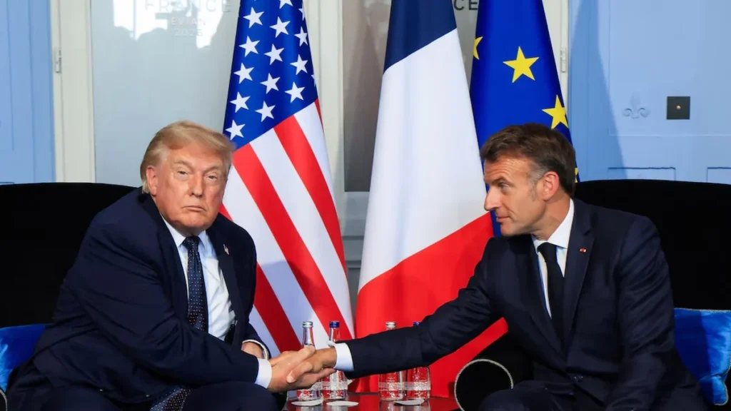 Emmanuel Macron y Donald Trump saludándose durante su encuentro bilateral en Nueva York
