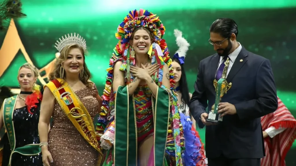 Maely Cuenca recibe la banda de Mejor Traje Típico en el Reina Mundial del Banano 2026