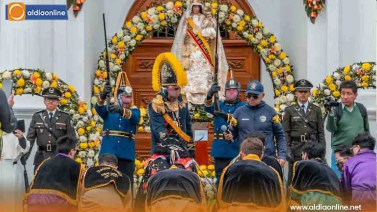 Personajes de la Mama Negra recorren el centro histórico de Latacunga