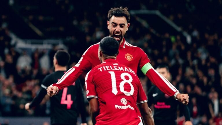 Equipo del Manchester United celebrando gol en Old Trafford por la Champions League