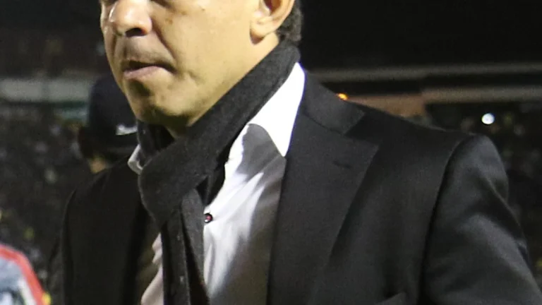 Marcelo Gallardo dirigiendo entrenamientos de fútbol profesional
