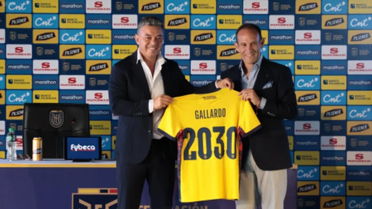 Marcelo Gallardo posa con la camiseta de la selección de Ecuador junto a Francisco Egas