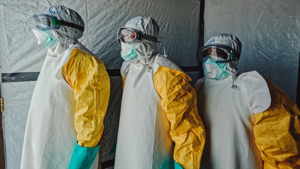 Personal médico con equipo de bioseguridad en el Congo