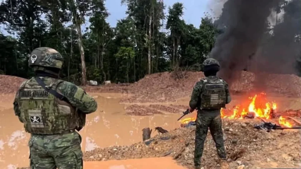 Operativo militar contra la minería ilegal en un campamento clandestino en Ecuador