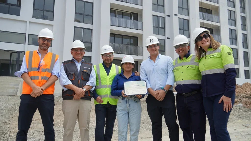 Directivos de Minutocorp y Holcim celebran reconocimiento por construcción sostenible Minutocorp en Guayaquil