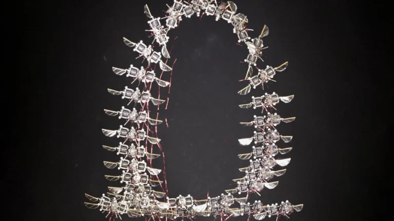 El microrobot del MIT, un robot volador de escala insecto que ahora vuela 447% más rápido con inteligencia artificial