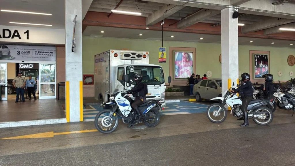 Agentes de la Policía Nacional a bordo de motocicletas en operativo de control
