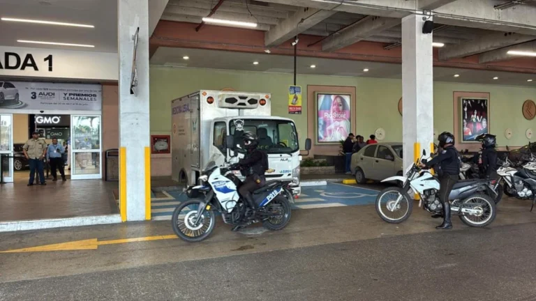 Agentes de la Policía Nacional a bordo de motocicletas en operativo de control