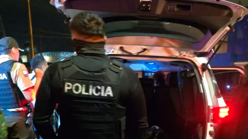 Agentes de la Policía Nacional en un operativo de seguridad en Guayaquil