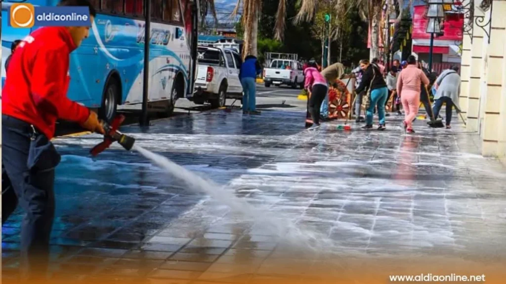 Labores de mantenimiento y atención en centros comerciales de Pujilí