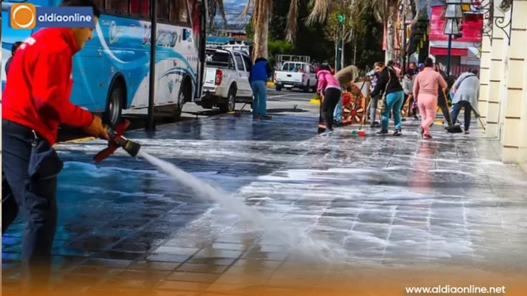 Labores de mantenimiento y atención en centros comerciales de Pujilí