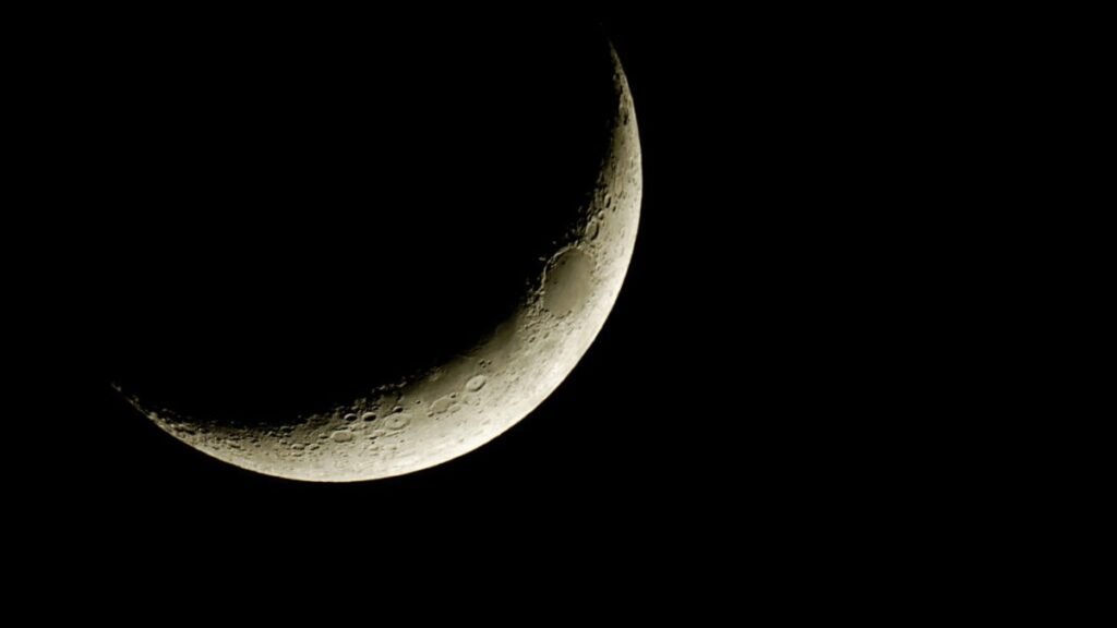 Superficie lunar vista desde órbita espacial en la búsqueda de agua