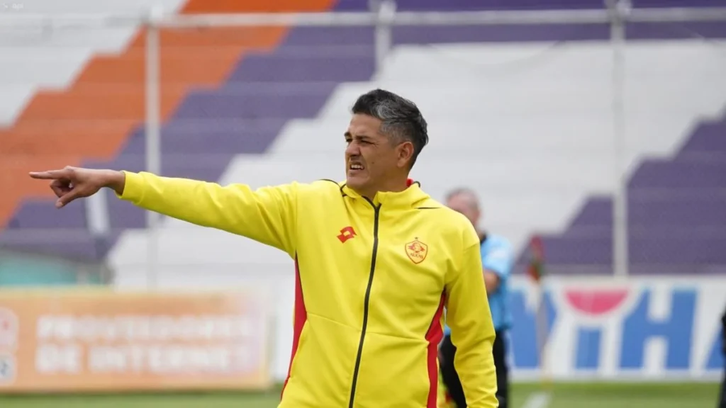 Norberto Araujo dirigiendo entrenamiento en cancha de fútbol