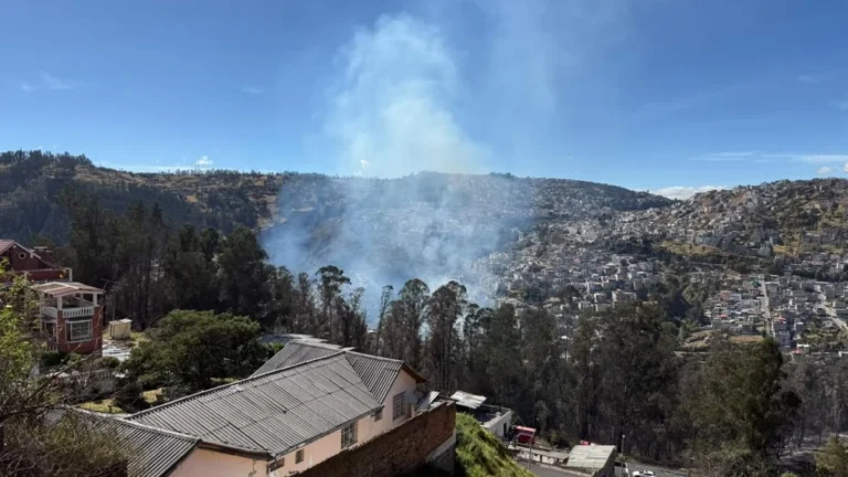 Columna de humo del incendio forestal en La Vicentina e Itchimbía, Quito
