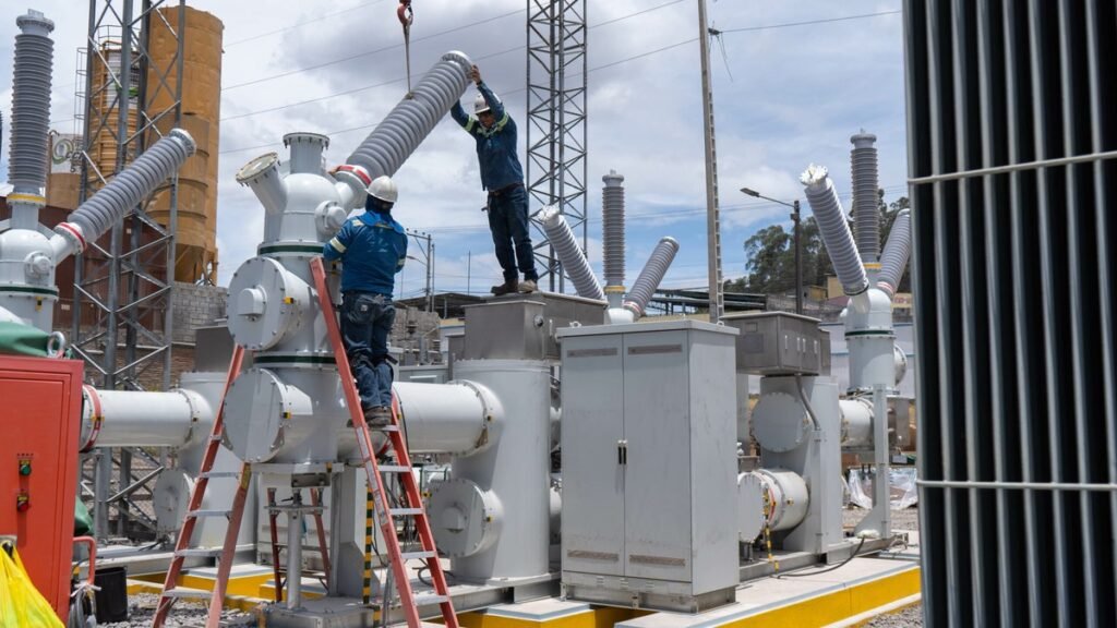 Tendido eléctrico y torres de alta tensión en la provincia de Pichincha