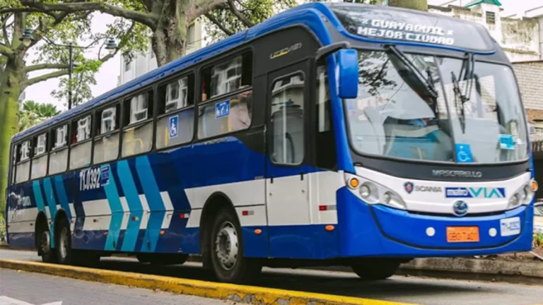Bus del sistema Metrovía circulando en Guayaquil