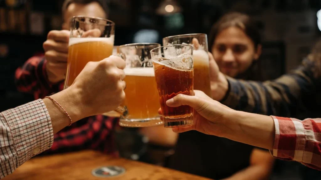 Visitantes brindan con jarras de cerveza durante el Oktoberfest, el festival cervecero más grande del mundo, en Múnich