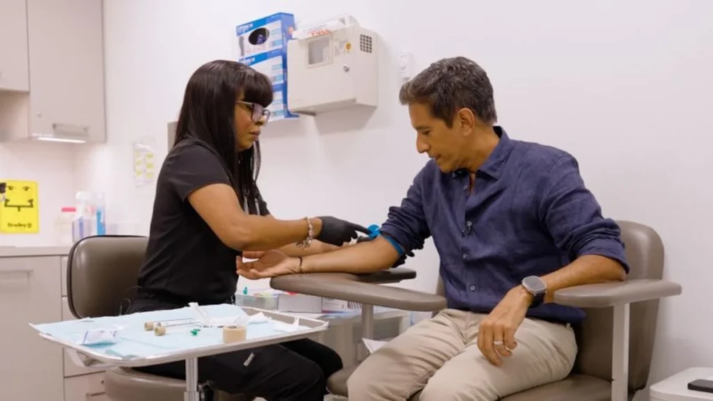 Envases de jarabes farmacéuticos bajo análisis en laboratorio de control