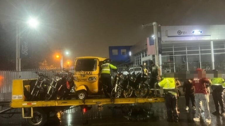 Agentes de tránsito de la ATM trasladan motocicletas retenidas en una plataforma durante un operativo en Guayaquil