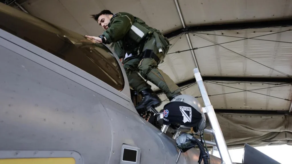 Avión de combate de la OTAN en misión de vigilancia aérea