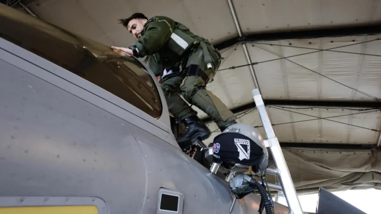 Avión de combate de la OTAN en misión de vigilancia aérea