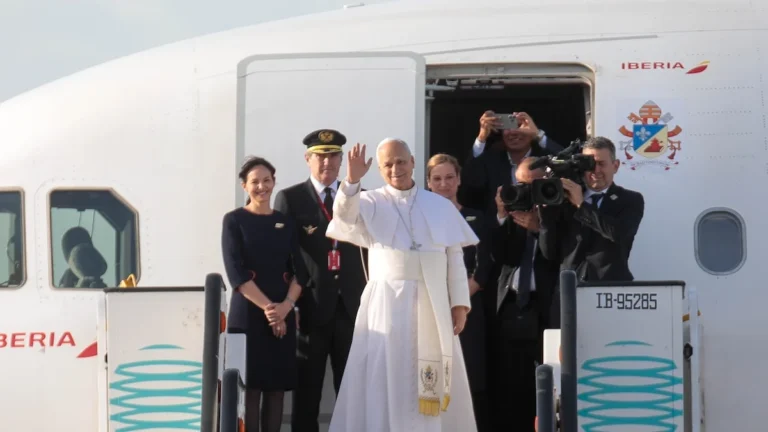 El papa León XIV en celebración litúrgica en la Plaza de San Pedro