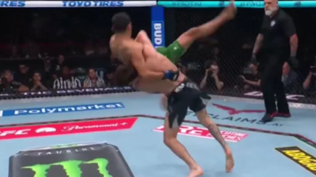Momento en que el árbitro detiene el combate tras un fulminante nocaut en el octágono de UFC