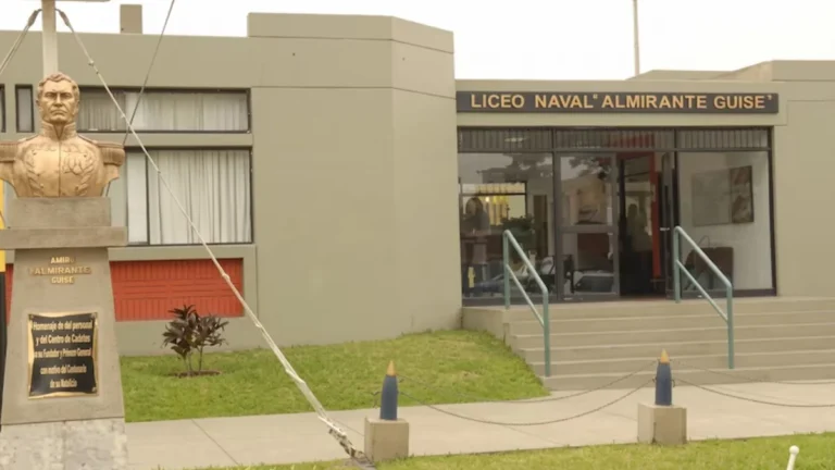 Fachada exterior de institución educativa vinculada al Liceo Naval en San Borja Lima