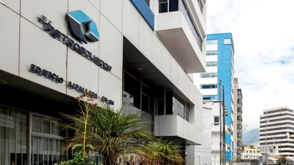 Instalaciones de Petroecuador, que inicia una auditoría externa de sus estados financieros de 2022 a 2024