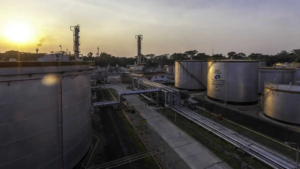 Tanques de almacenamiento de crudo en refinería de Petroecuador