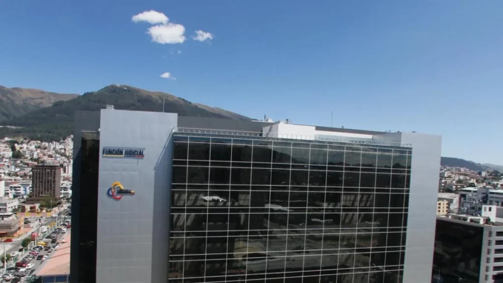 Edificio judicial relacionado con el traslado de jueces anticorrupción en Ecuador