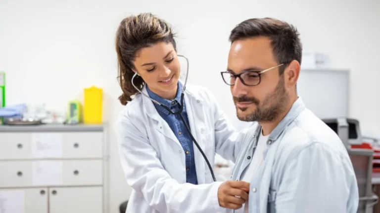 Personal médico atendiendo a un paciente en un hospital
