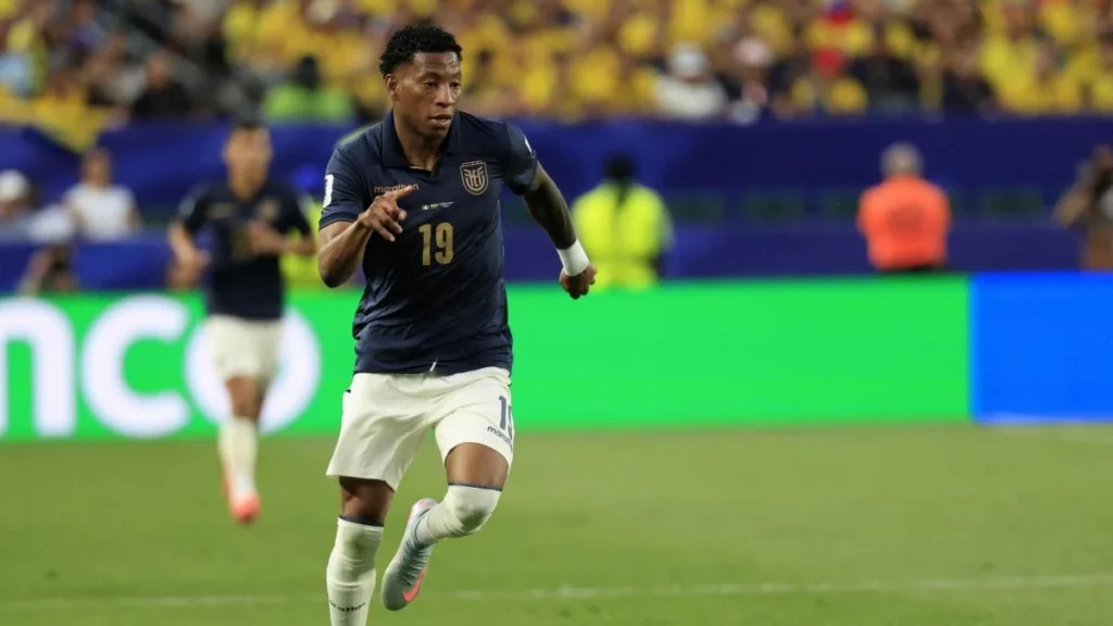 Gonzalo Plata en partido de la selección de Ecuador
