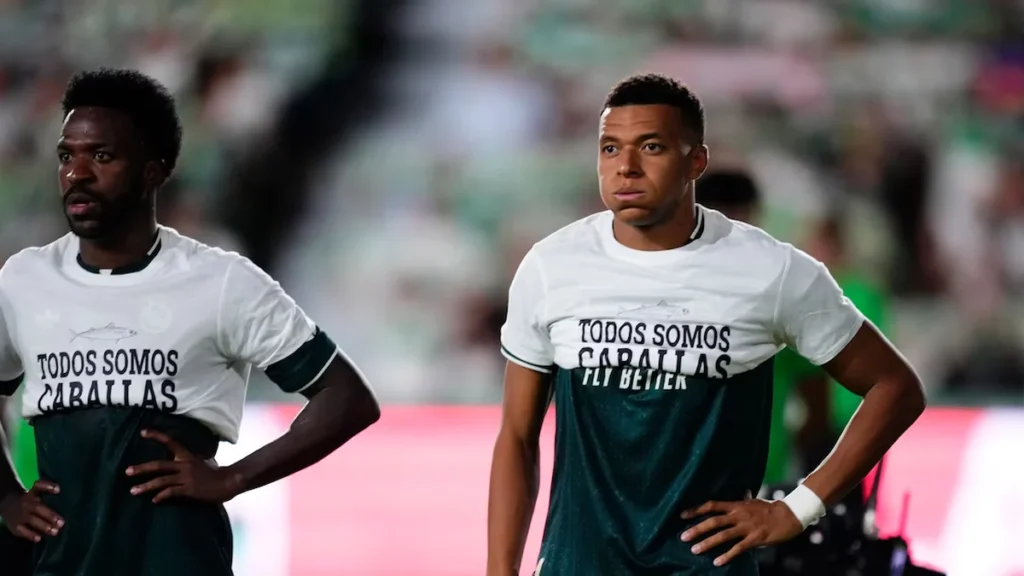Kylian Mbappé y Vinícius Júnior en un partido oficial con el Real Madrid