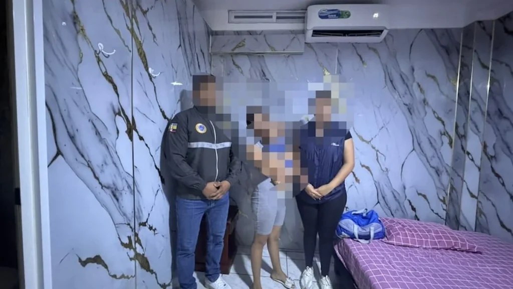 Personal policial durante allanamiento de seguridad en Machala