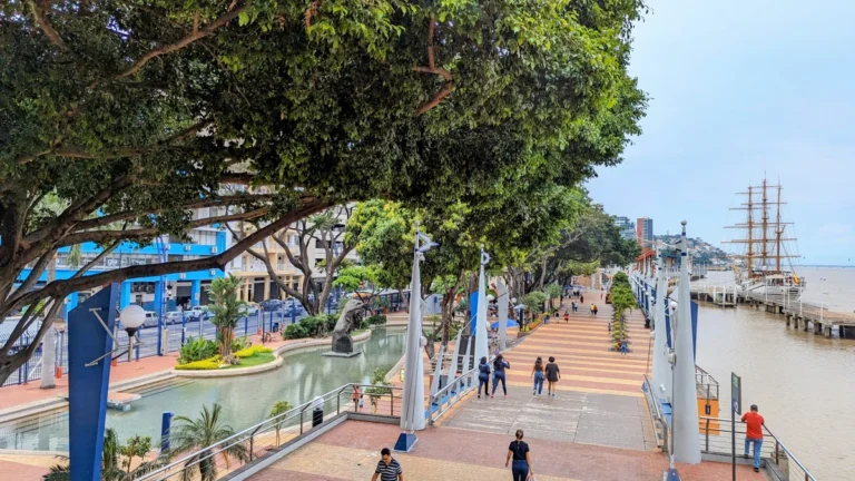 Zona ribereña del río Guayas en el Malecón 2000